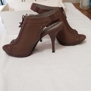 NWOB B Makowsky Taupe Krista Peep Toe Size 7.5M